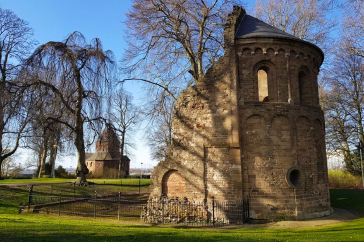 Barbarossaruïne en Sint Nicolaaskapel (Valkhofkapel) Nijmegen